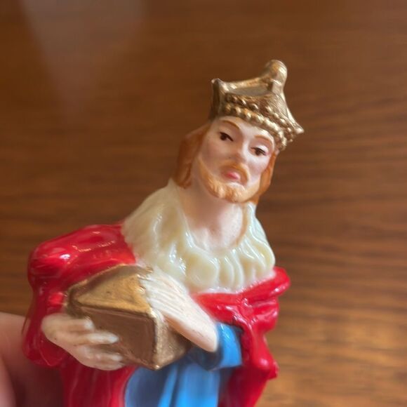 Vtg hard plastic wise man from nativity scene with gold crown/holding gold box - Picture 3 of 6
